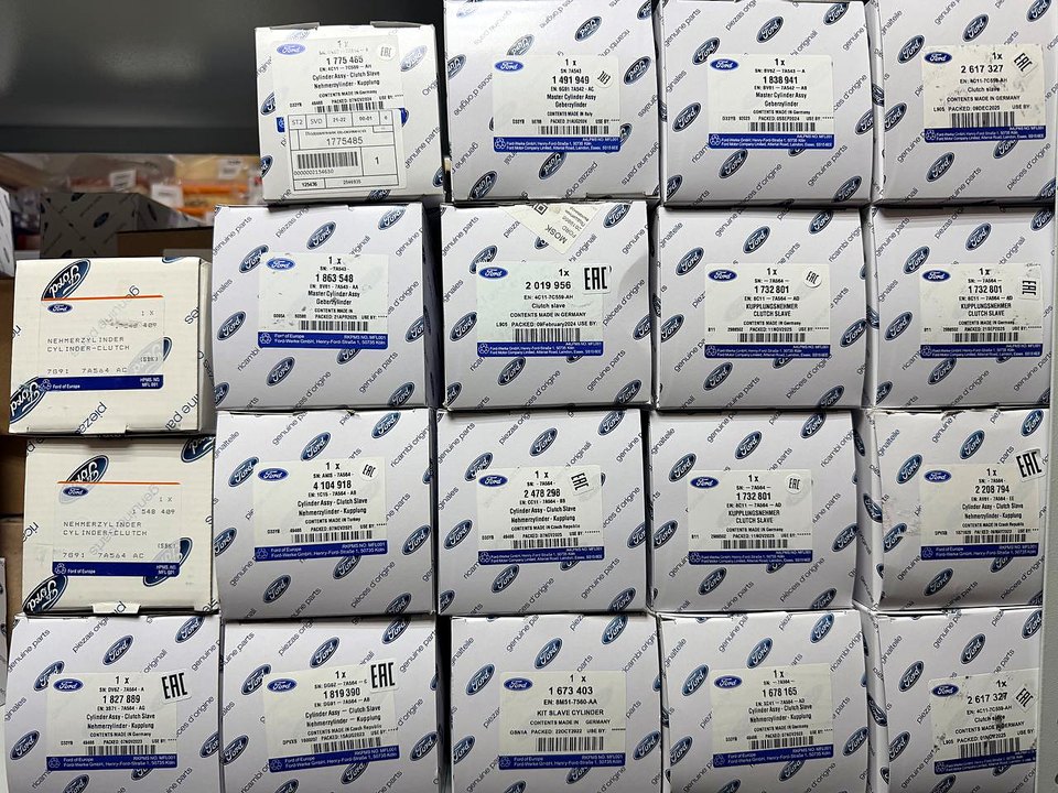 Стеллаж с деталями Ford в заводских коробках на складе магазина