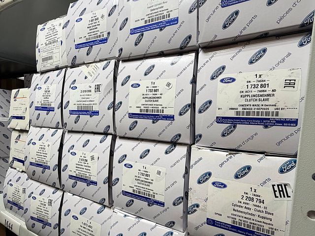 Коробки Ford с номерами 1 732 801 и 2 208 794 на полке склада